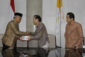 Jepang Bantu 9.400 Masker Pengungsi Korban Merapi