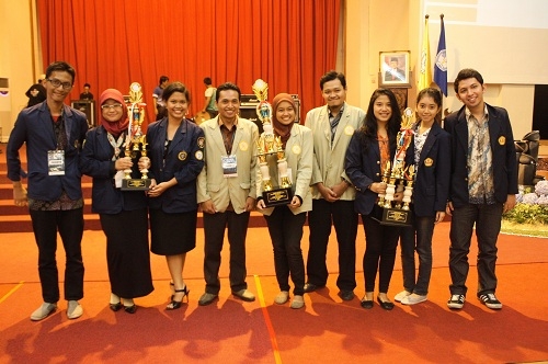 Tim UGM Juara I Kompetisi Bussiness Plan 6th Alcofe UNS