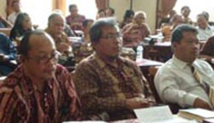UGM Lepas 1 Guru Besar, Sambut 6 Guru Besar Baru