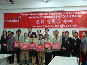 Mahasiswa FIB UGM Terima Beasiswa Lotte Mart