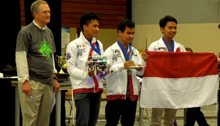 Tim Robot UGM Juara di Dua Kompetisi Internasional