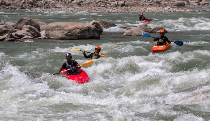 Tim Kayak MAPAGAMA arungi Sungai Sun Koshi di Nepal selama sembilan hari, 7-16 Mei 2013. 