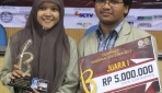 Ezra Putranda Setiawan dan Rizki Evitasari saat menerima penghargaan ONS 2013, (31/5) lalu di FMIPA UGM.