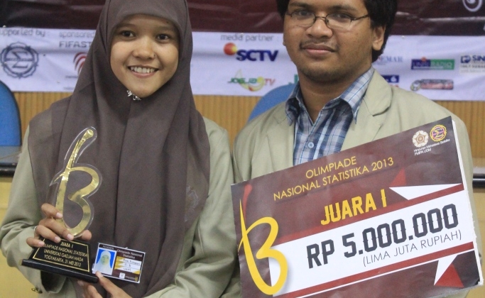 Ezra Putranda Setiawan dan Rizki Evitasari saat menerima penghargaan ONS 2013, (31/5) lalu di FMIPA UGM.