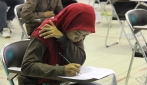 Salah seorang peserta sedang mengerjakan soal SBMPTN di Yogyakarta