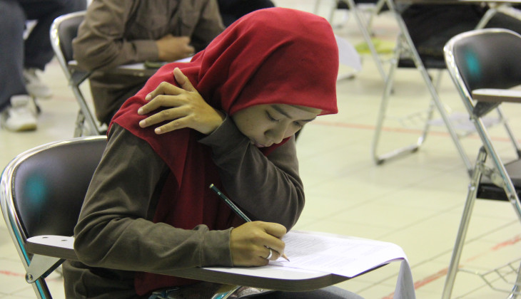 Salah seorang peserta sedang mengerjakan soal SBMPTN di Yogyakarta