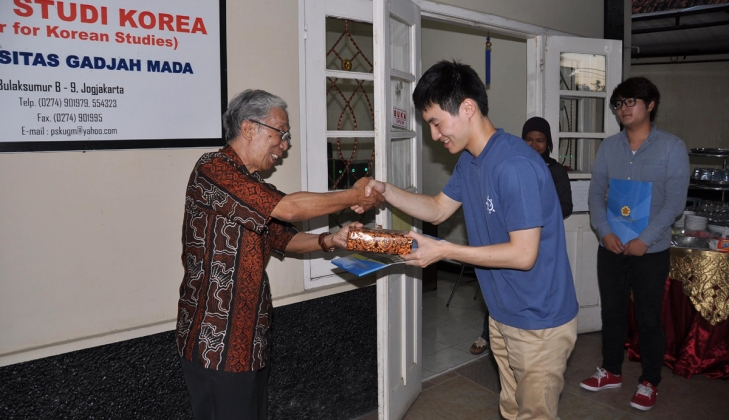 Dua Mahasiswa Korea Belajar Bahasa Indonesia di Puskor UGM