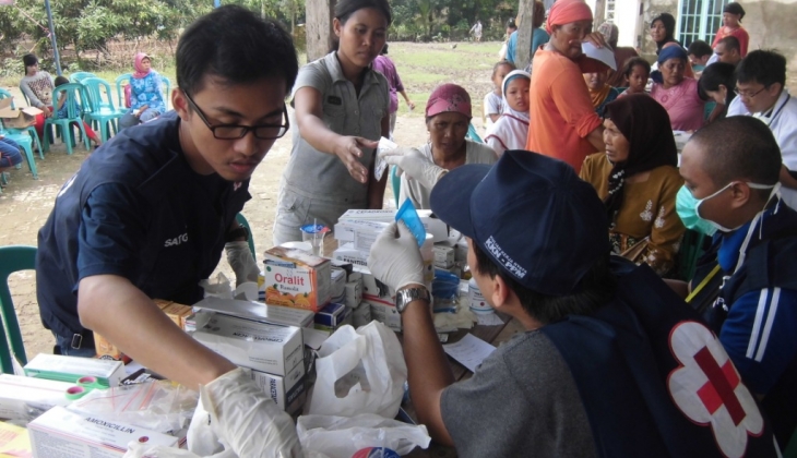 Tim Relawan UGM Berikan Yankes di Bekasi