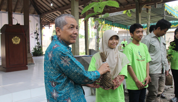 Peringati Hari Lingkungan, KP 4 UGM Serahkan Ratusan Pohon