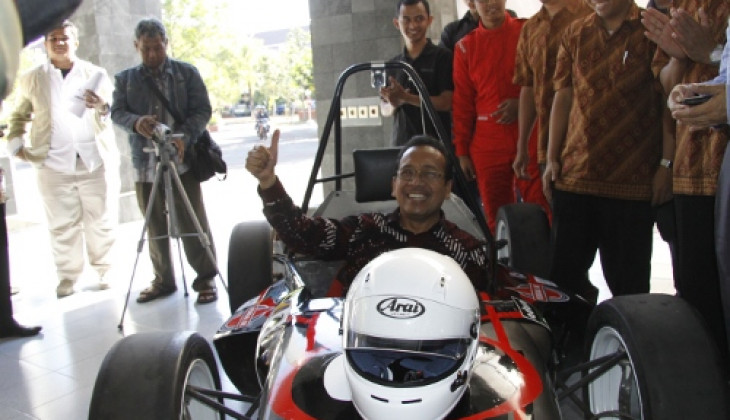 Rektor Lepas Tim BIMASAKTI UGM Pada Kompetisi Mobil Formula di Jepang