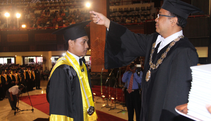 Rector Asks Graduates to Learn Modesty from President Jokowi