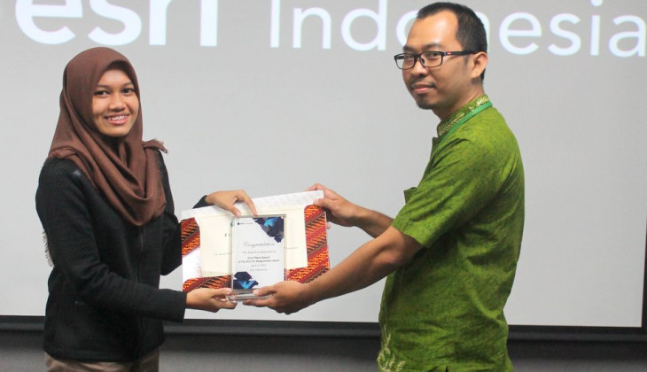 Kembangkan Portal Pelaporan Masyarakat, Ayin Raih ESRI Young Scholars Award 2015