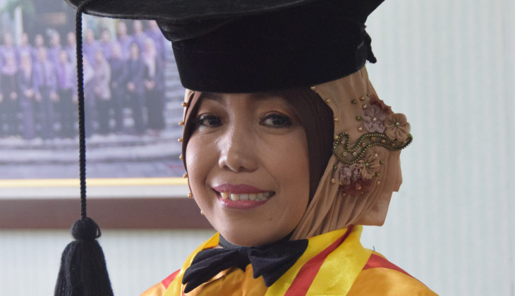 Teliti Peternak Sapi Lereng Merapi, Siti Raih Doktor