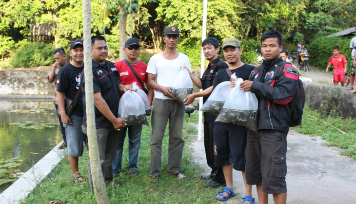 Gelar Bakti Sosial, Gamkis Tebar 5000 Ekor Benih Ikan