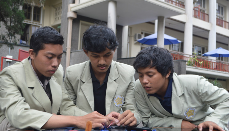 Puzzel Surya Portabel Bantu Traveller Penuhi Kebutuhan Listrik Saat Bepergian