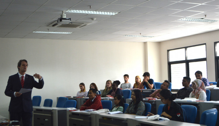 39 Mahasiswa Indonesia dan Eropa Belajar Manajemen Logistik 