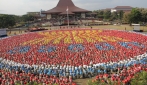 Mahasiwa Baru UGM Bentuk Formasi Logo ASEAN