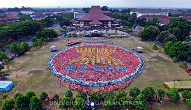 Universitas Gadjah Mada Mahasiwa Baru UGM Bentuk Formasi 