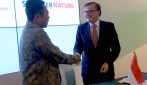 Kepala BPP UGM, Prof. Dr. Harno Dwi Pranowo dan Managing Director Springer Research Group Springer Nature, Dr Heinz Weinheimer 