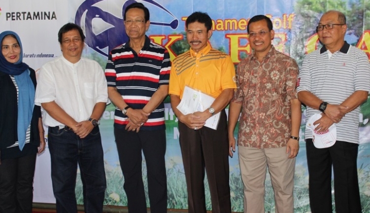 Sri Sultan HB X, Dekan FEB, pemenang hole in one dan panitia Golf KAFEGAMA 2015