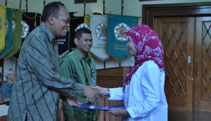 Prof. Budi Santoso Wignyosukarto Menyerahkan SK CPNS Kepada Salah Satu Pegawai