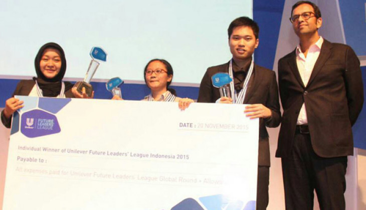 Eringga (berjilbab) dan tim saat menerima penghargaan UFFL Indonesia 2015.
