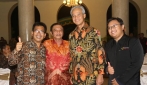 Ganjar Pranowo dan Alumni UGM Berfoto Bersama
