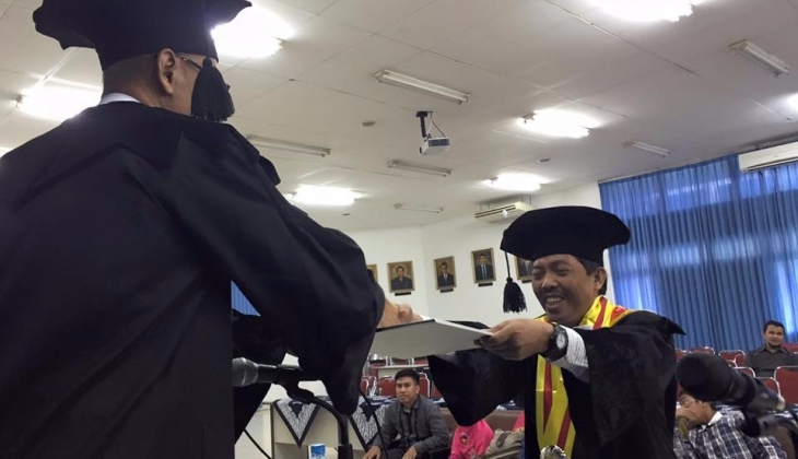 Ishak Kadir saat menerima ijazah setelah menjalankan ujian terbuka program doktor di Fakultas Teknik UGM, Rabu (16/12).