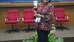 Prof. Dr. Ir. Endang Sutriswati Rahayu usai menerima penghargaab Adhikarya Pangan Nusantara 2015 di Istana Negara, Senin (21/12). (foto: dok.pribadi)