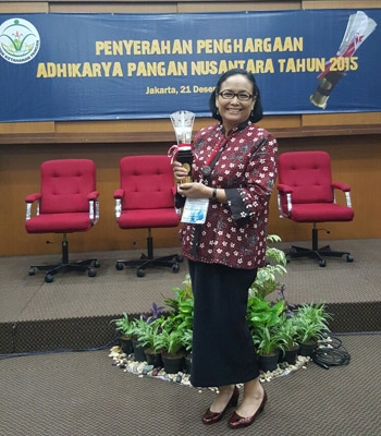 Prof. Dr. Ir. Endang Sutriswati Rahayu usai menerima penghargaab Adhikarya Pangan Nusantara 2015 di Istana Negara, Senin (21/12). (foto: dok.pribadi)