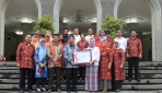 Rektor UGM Berfoto Bersama Kepala ANRI