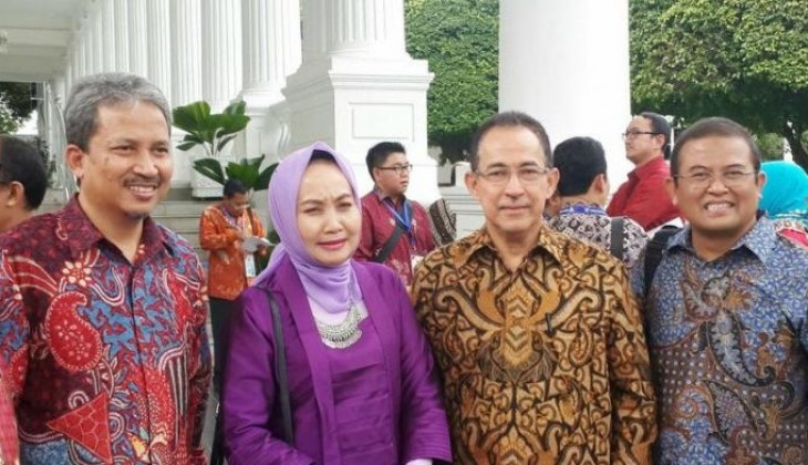 Rektor UGM Berfoto Bersama Penerima Anugerah KIP di Istana Negara (sumber: Banjarmasin.tribunnews.com)