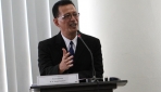 Drs. Suryo Baskoro, M.A., saat menjalani ujian terbuka program doktor, Rabu (30/12) di FIB UGM. (Foto: dok. FIB UGM)