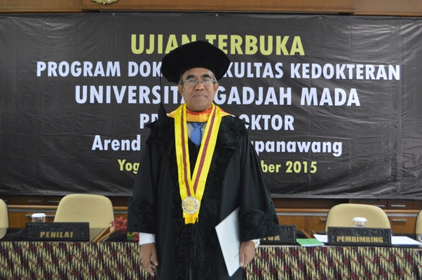 dr. Arend Laurence Mapanawang usai melaksnakan ujian terbuka program doktor di FK UGM, Kamis (31/12).