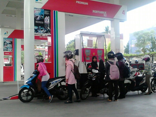 Sejumlah masyarakat tengah mengantri melakukan pengisian bahan bakar di SPBU Terban, Jl. Cik Di Tiro, Yogyakarta, Senin (4/1) siang.