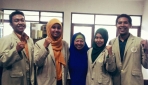 Tim peneliti buah pare sebagai alternatif obat cacing.(foto: dok.pribadi)