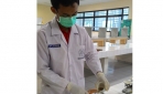 Salah satu tim peneliti, Iqbal Fathurahman, tengah melakukan penelitian di laboratorium untuk membuktikan potensi mengkudu sebagai obat toksokariasis. (foto: dok. pribadi)