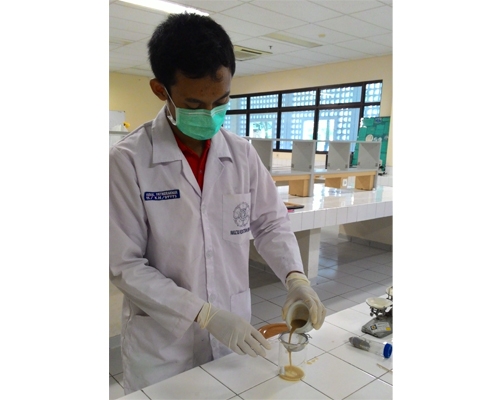 Salah satu tim peneliti, Iqbal Fathurahman, tengah melakukan penelitian di laboratorium untuk membuktikan potensi mengkudu sebagai obat toksokariasis. (foto: dok. pribadi)