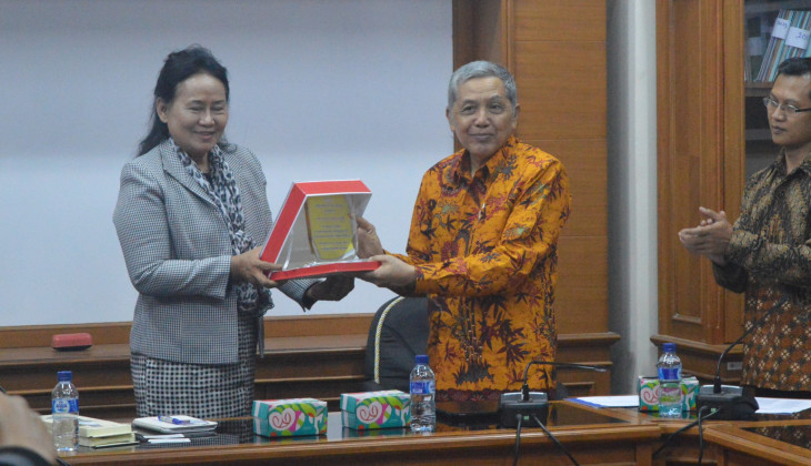 UGM Terima Penghargaan dari Surindra Rajabhat University Thailand