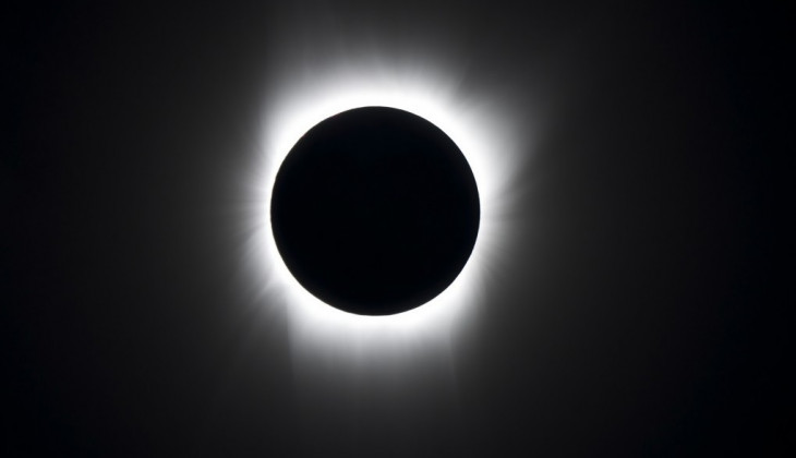 Gerhana Matahari Total (sumber: http://d7news.com/wp-content/uploads/2015/12/Gerhana-Matahari-NASA-1068x801.jpg)