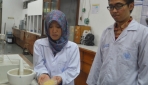 Andika Cahya Widyananda, dan Dyah Ayu Permatasari Tedjo Pradipto menunjukkan tepung biji durian yang digunakan sebagai campuran pembuatan bioplastik.