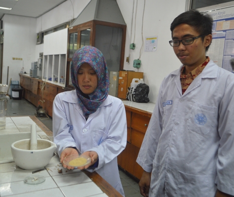 Andika Cahya Widyananda, dan Dyah Ayu Permatasari Tedjo Pradipto menunjukkan tepung biji durian yang digunakan sebagai campuran pembuatan bioplastik.