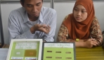 Fajar Baju dan Annisa Rofi menunjukkan sample plastik yang berasal dari campuran biji durian dan plastik dalam berbagai konsentrasi.