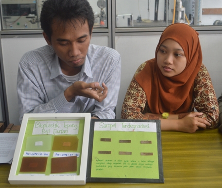 Fajar Baju dan Annisa Rofi menunjukkan sample plastik yang berasal dari campuran biji durian dan plastik dalam berbagai konsentrasi.