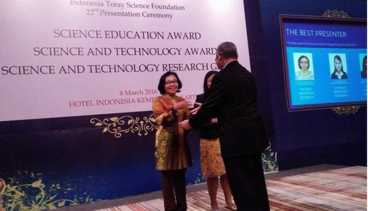 Dr. Tri Rini Nuringtyas, S.Si., M.Sc., saat menerima penghargaan sebagai Best Presenter dalam ITFS 2016 di Jakarta pada 8 Maret kemarin. (foto: dok. pribadi)