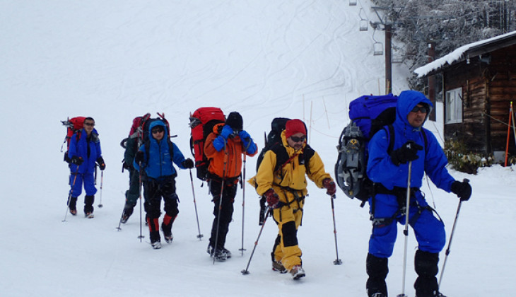 Tim ekspedisi JARE saat latihan dalam perjalanan menuruni Gunung Norikura.  Dr. Nugroho Imam Setiawan berada di barisan terdepan. (foto: dok. pribadi)