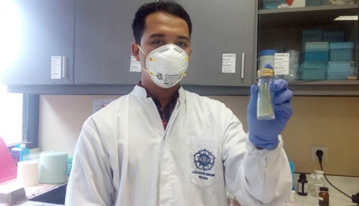 Edo Ermanda, laboran lab. TB Mikrobiologi FK UGM menunjukkan hasil kultur Mycobacterium Tubercolosa. 