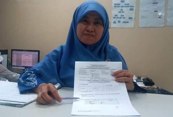 Ahli Mikrobiologi Klinis UGM, dr. Titi Nuryastuti, M.Si., Ph.D., Sp.MK., menunjukkan contoh hasil pemeriksaan laboratorium TB.