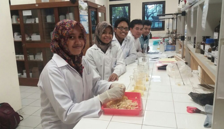 Mahasiswa UGM Manfaatkan Shank Ayam sebagai Pembungkus Dodol