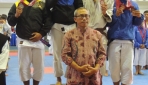 M. Fadli Rozamuri (pertama dari kiri) berhasil meraih medali perak pada nomor Randori kelas 65 kg Kejuaraan Kempo Mahasiswa Se-ASEAN. 